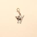 Handgefertigter silberfarbener Charmsanhänger mit Katzen-Motiv und Karabiner für Bettelarmband, Kette oder Tasche.