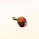 Handgefertigter Charmsanhänger mit einer 2 cm großen Kugel aus braunem Kork und silberfarbenem Karabinerverschluss.