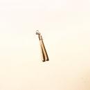 Handgefertigter Charmsanhänger mit Lederquaste in Creme und Grau an einem versilberten Karabinerverschluss.