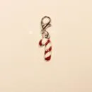 Charmsanhänger Weihnachten Zuckerstange rot-weiß emailliert versilbert mit Karabiner, Modeschmuck handmade chic-peppig-bunt
