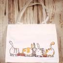 Helle Shoppertasche aus Polyester mit drolligen Katzen-Motiven und roten Futternäpfen.