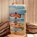 Große Geldbörse aus Kunstleder mit Strand-Wegweiser Motiv und sicherem Magnetverschluss.