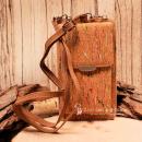 Helle Kork Umhängetasche mit bunten Farbklecksen, Handy-Frontfach und aufgeklappter Innenansicht mit Kartenfächern und Sichtfenster.