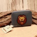 Kindergeldbeutel mit Löwen-Motiv in Jeansblau, Kunstleder, Reißverschluss, 6 Fächer.