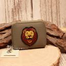 Kindergeldbeutel mit Löwen-Motiv in Khaki, Kunstleder, Reißverschluss, 6 Fächer.