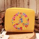 Kleiner Geldbeutel aus Kunstleder mit Peace-Zeichen und Blumen sowie umlaufendem Reißverschluss.