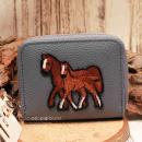 Kleiner Geldbeutel aus Kunstleder mit Motiv von Pferd und Fohlen und umlaufendem Reißverschluss.