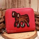 Kleiner Geldbeutel aus Kunstleder mit Motiv von Pferd und Fohlen sowie sicherem Reißverschluss.