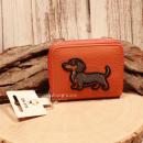 Orangefarbener Kindergeldbeutel mit Dackel Sir Winston, Kunstleder, Reißverschluss offen mit 6 Fächern.