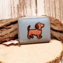 Hellblauer Kindergeldbeutel mit Dackel Trixie Stickerei, geöffnetes Portemonnaie mit 6 Fächern, Rückansicht Kunstleder blau.