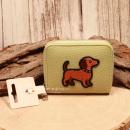 Hellgrüner Kindergeldbeutel mit Dackel Trixie Stickerei, geöffnetes Portemonnaie mit 6 Fächern, Rückansicht Kunstleder grün.