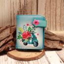 Kleiner Geldbeutel aus Kunstleder mit hellblauem Roller-Motiv, Blumen und Magnetverschluss.