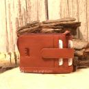 Rotes Leder Schlüsselmäppchen unisex geschlossen mit eingeprägtem Bear Logo.