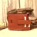 Rotes Leder Schlüsselmäppchen unisex geschlossen mit eingeprägtem Bear Logo.