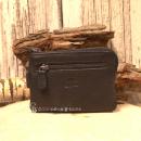 Schwarzes Leder Schlüsselmäppchen unisex geschlossen mit eingeprägtem Bear Logo.