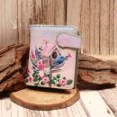 Kleiner Geldbeutel aus Kunstleder mit buntem Vogelhaus- und Blumen-Motiv sowie Magnetverschluss.