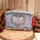 Kleiner blauer Geldbeutel aus Kunstleder mit grafischem Einhorn-Motiv und Reißverschluss.
