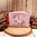 Kleiner blauer Geldbeutel aus Kunstleder mit grafischem Einhorn-Motiv und Reißverschluss.