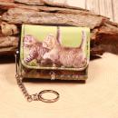 Kleiner grüner Kindergeldbeutel mit Fotodruck zwei spielender Katzen-Babys, Gliederkette und Schlüsselring.