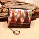 Bunter Mini-Geldbeutel mit Fotodruck galoppierender Pferde, silberner Gliederkette und Schlüsselring aus Kunstleder.