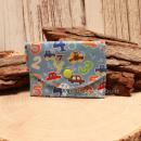 Kleiner handgenähter Geldbeutel von chic-peppig-bunt aus blauem Stoff mit Autos und Zahlen sowie grünem Punkt-Futter auf hellem Hintergrund.