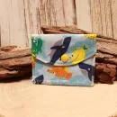Kleiner handgenähter Geldbeutel von chic-peppig-bunt aus blauem Stoff mit Fisch-Motiv und bunt gestreiftem Innenfutter auf hellem Hintergrund.