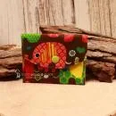 Kleiner handgenähter Geldbeutel von chic-peppig-bunt aus braunem Stoff mit Elefanten-Motiv und grün gepunktetem Innenfutter auf hellem Hintergrund.