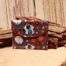 Kleiner handgenähter Geldbeutel von chic-peppig-bunt aus grauem Stoff mit Fußball-, Billard- und Basketball-Motiven sowie bunt gestreiftem Futter.