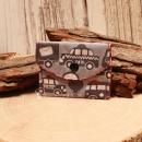 Kleiner handgenähter Geldbeutel von chic-peppig-bunt aus grauem Stoff mit Autos und Heißluftballons sowie rot-weiß gepunktetem Futter.