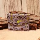 Kleiner handgenähter Geldbeutel von chic-peppig-bunt aus grauem Stoff mit Rennautos und Werkzeug sowie grünem Punkt-Futter auf hellem Hintergrund.