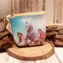 Kleiner brauner Geldbeutel aus Kunstleder mit fotorealistischem Pferde-Motiv und Reißverschluss.