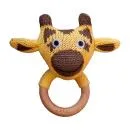Gelbe Strick-Giraffe als Greifling von HickUps mit Holzring, handgemachtes Babyspielzeug aus Baumwolle für Neugeborene.