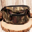 Frontansicht der Camouflage Kinder Gürteltasche mit 4 Reißverschlussfächern präsentiert auf einer Holzscheibe.