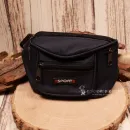 Vorderansicht der dunkelblauen Kinder-Gürteltasche mit Sport-Aufdruck und 4 Reißverschlussfächern.
