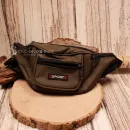 Vorderansicht der olivgrünen Kinder-Gürteltasche mit Sport-Aufdruck und 4 Reißverschlussfächern.