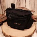 Frontansicht der schwarzen Kinder-Gürteltasche mit Sport-Aufdruck auf einer Holzscheibe.