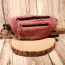 Flauschige altrosa Gürteltasche aus weichem Plüsch-Stoff mit Reißverschlussfächern.