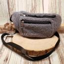 Flauschige graue Gürteltasche aus weichem Plüsch-Stoff mit Reißverschlussfächern.