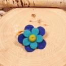 Handgefertigtes blaues Filz-Haargummi für Kinder mit großer Blume und leuchtend orangefarbenem Gummiband.
