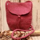 Flache altrosa Handtasche aus Filz mit Knopfverschluss und extra langem Schulterband, präsentiert in einer modernen Nahaufnahme.