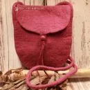 Flache altrosa Handtasche aus Filz mit Knopfverschluss und extra langem Schulterband, präsentiert in einer modernen Nahaufnahme.