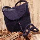 Flache dunkelblaue Handtasche aus Filz mit silbernem Knopfverschluss und langem Schulterband vor einem neutralen Hintergrund.