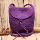 Flache rote Handtasche aus Filz mit silbernem Knopfverschluss und extra langem Schulterband, präsentiert vor einem neutralen Hintergrund.