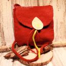 Flache rote Handtasche aus Filz mit aufgenähter weißer Calla-Blüte, schwarzem Innenfutter und langem Schulterband vor neutralem Hintergrund.