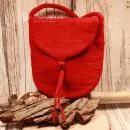 Flache rote Handtasche aus Filz mit silbernem Knopfverschluss und extra langem Schulterband, präsentiert vor einem neutralen Hintergrund.