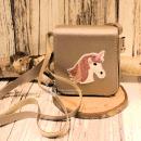 Handtasche Kinder Einhorntasche Glitzer gold-bronze mit aufgesticktem Einhorn und Magnetknopf-Verschluss.
