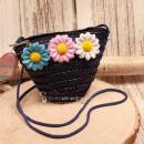 Kleine runde Korbtasche für Kinder aus natürlichem Rattan mit langer Kordel-Schulterband.