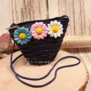 Kleine runde Korbtasche für Kinder aus natürlichem Rattan mit langer Kordel-Schulterband.
