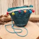 Kleine runde Korbtasche für Kinder aus natürlichem Rattan mit langer Kordel-Schulterband.