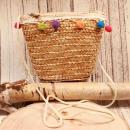 Kleine runde Korbtasche für Kinder aus natürlichem Rattan mit bunten Bommeln und Kordel-Schulterband.
